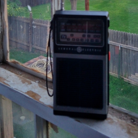 Vintage GE Handheld Radio w/TV Sound - Picture 2 of 11